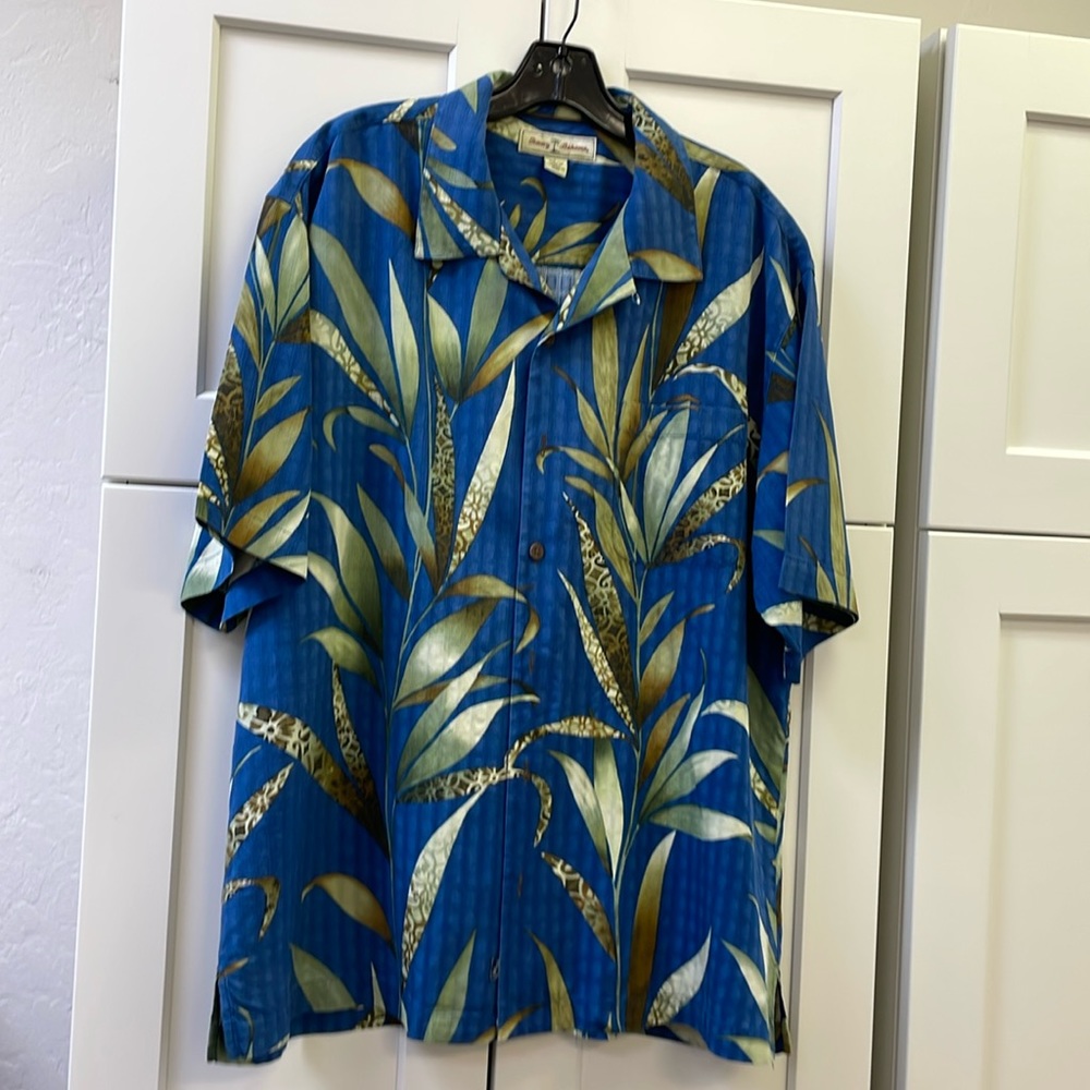 TOMMY BAHAMA ALOHA SHIRT LARGE COLOR BLUE WITH FLORAL PRINT 100% SILK